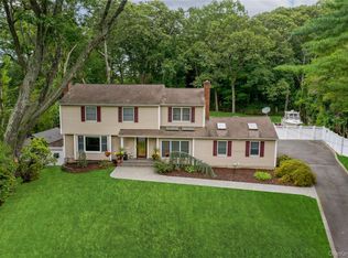 22 Whitney Gate, Smithtown, NY 11787