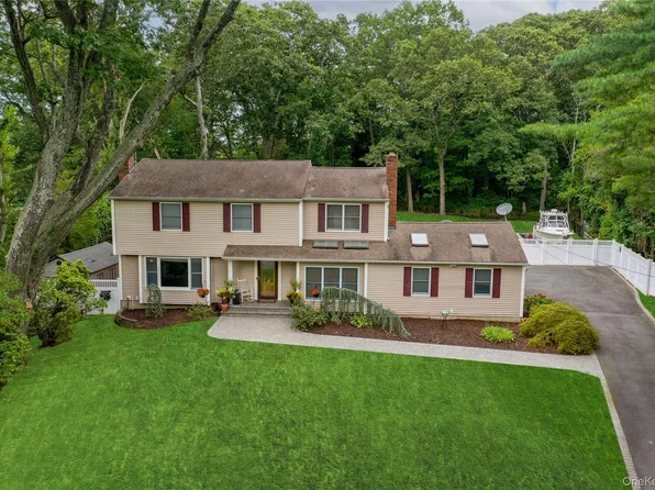22 Whitney Gate, Smithtown, NY 11787