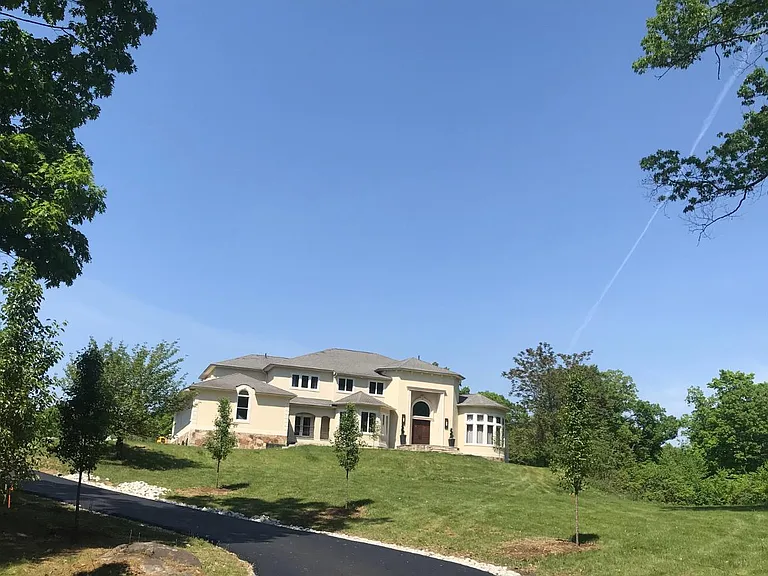 View of front coming up the driveway