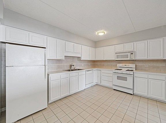 3rd image of 5555 N Cumberland Ave Unit 612