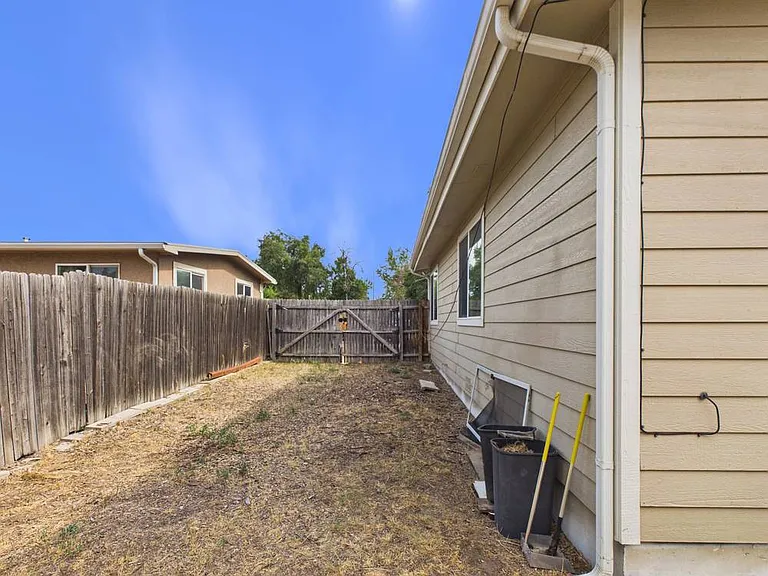 2261 W 56th Pl — Photo 36