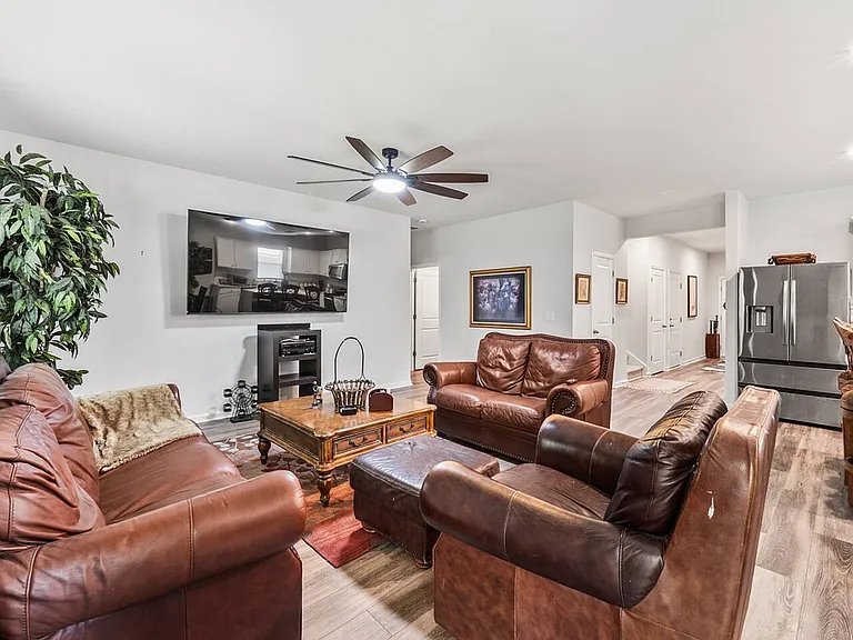331 Fox Glen Dr — Photo 9