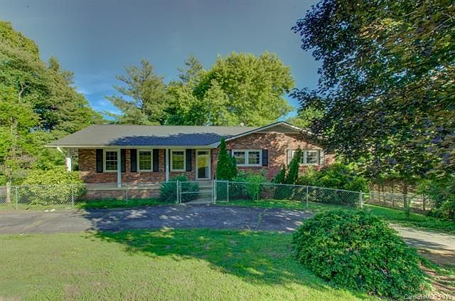 1st image of 203 Dixon Dr