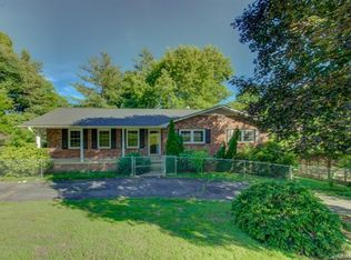 203 Dixon Dr, Hendersonville, NC 28792