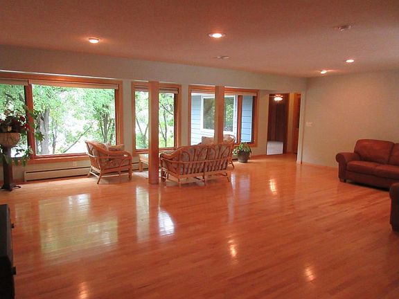 5th image of 909 Water Ave S