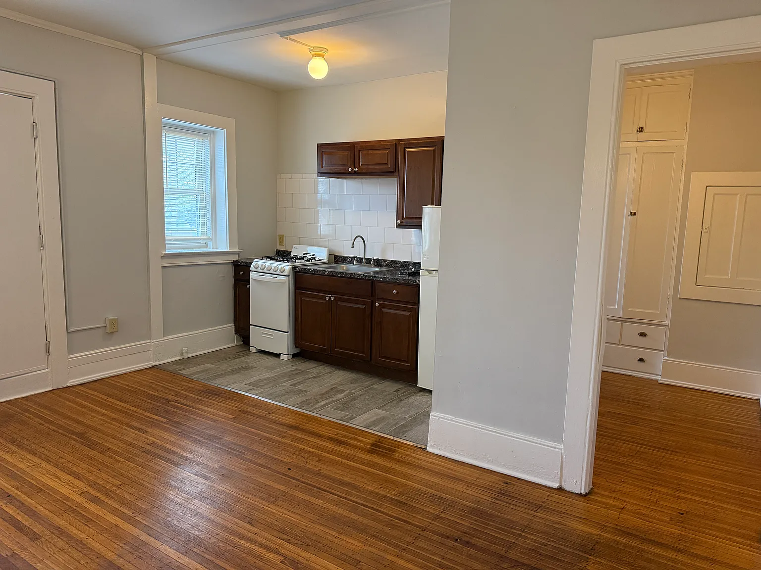 Studio, 350 sqft, $860 — Photo 2