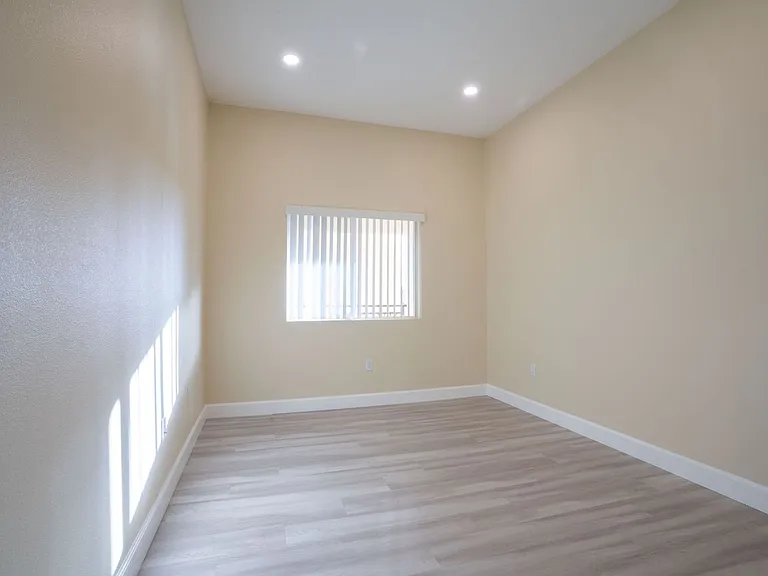 Pacific Heights Apartments — Photo 23