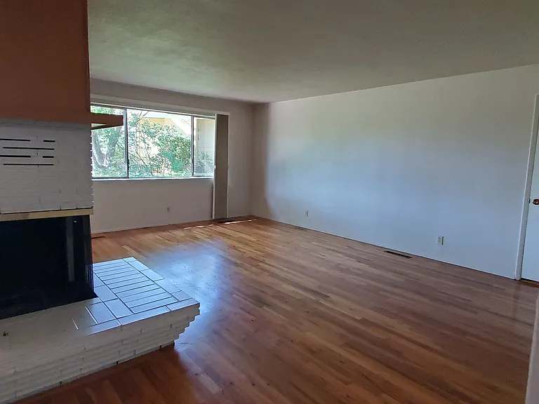 441 Eastwood Dr — Photo 2