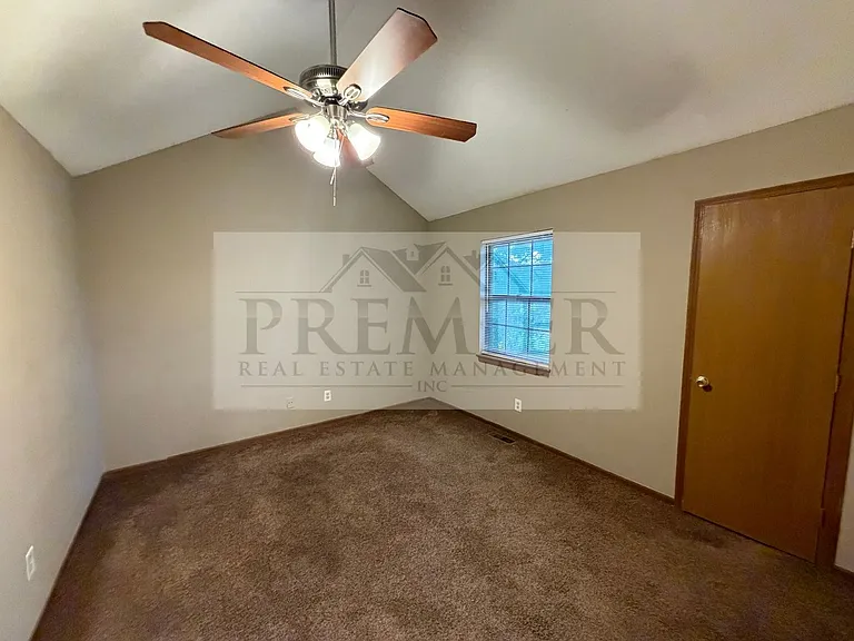 3 bd/1.5 ba townhome - 3556 NE Independence Ave, Lee's Summit, MO 64064 // Rent $1425 (end unit) — Photo 15