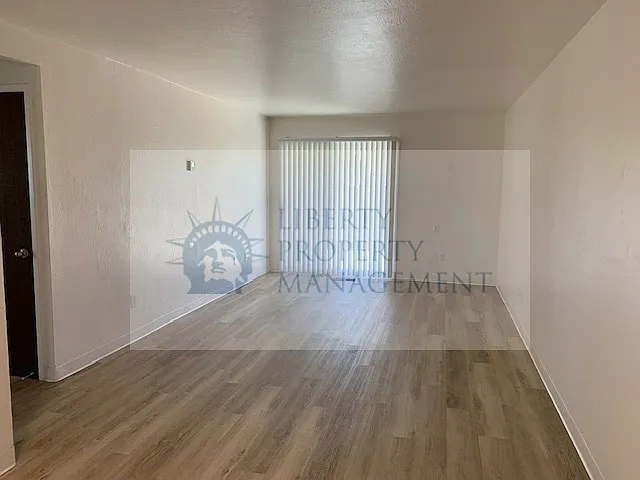 1041 S Hutchins St #3 — Photo 2