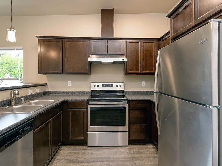 One Month Free, Broadway Station Apartments — Photo 4