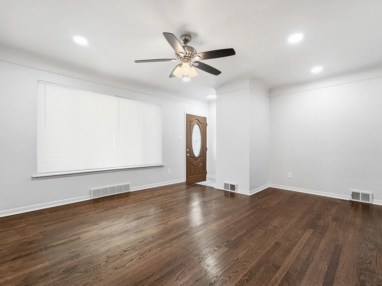 3 bed, 1052 sqft, $1,950 — Photo 3