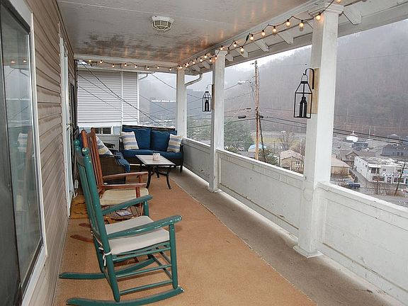 3rd image of 125 Jefferson St