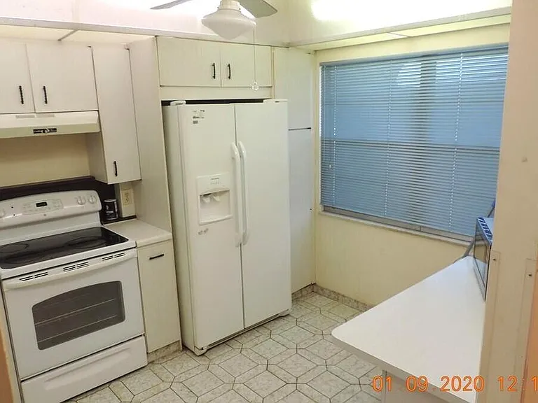 2901 Victoria Cir #H4 — Photo 3