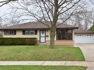 W150N8356 Saxony Dr, Menomonee Falls, WI 53051