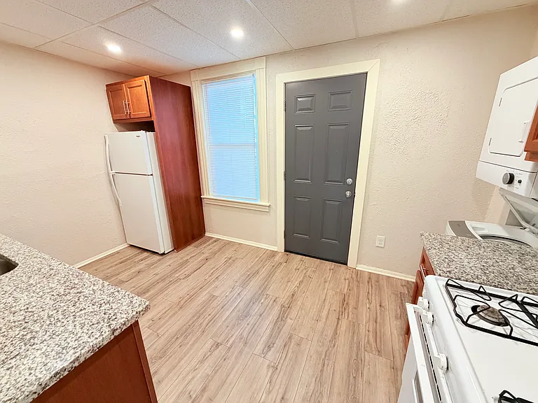 2820 Broadway Ave — Photo 12