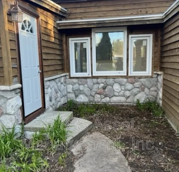 3252 E Lake Lansing Rd — Photo 2