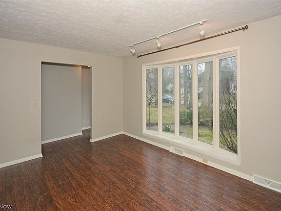 3rd image of 31636 Newbury Blvd