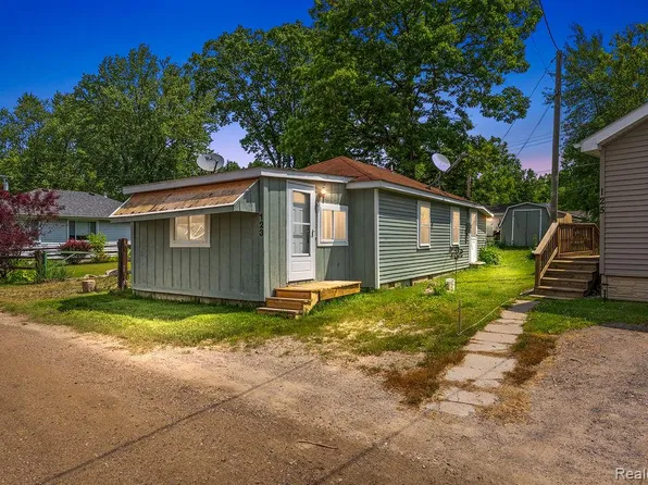 123 S Lake Dr, Columbiaville, MI 48421