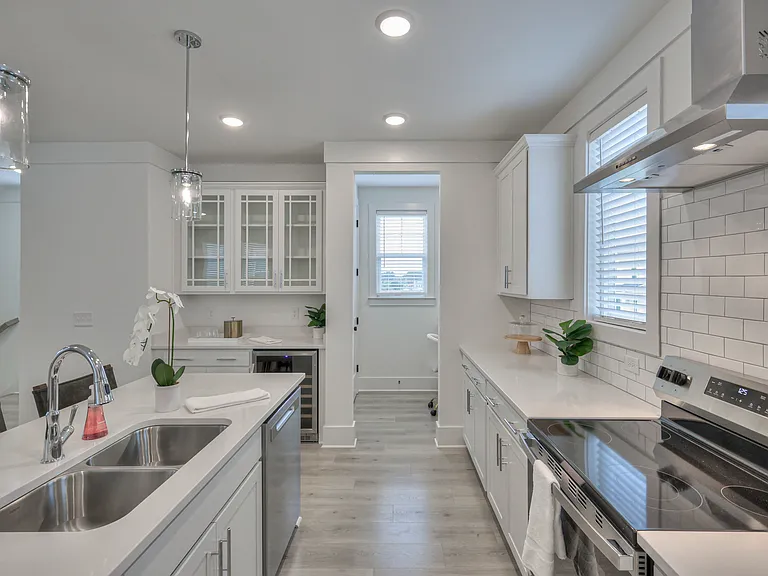 1589 Residences — Photo 52