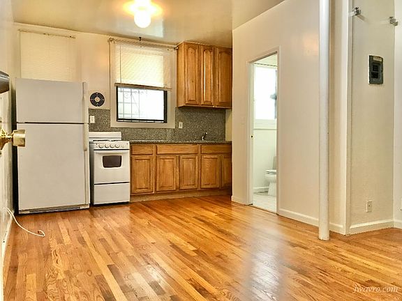 3rd image of 1053 Oak St #102
