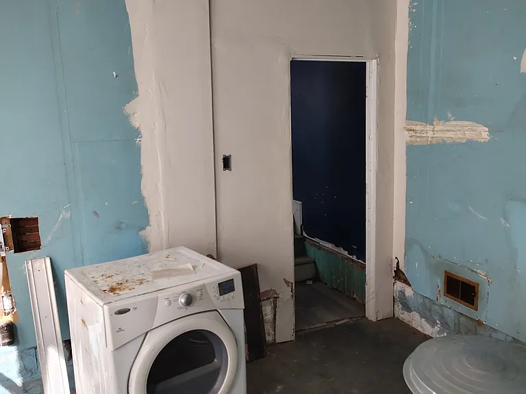 140 Illinois St — Photo 25