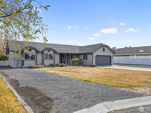 3rd image of 1653 Jennifer Lane NE