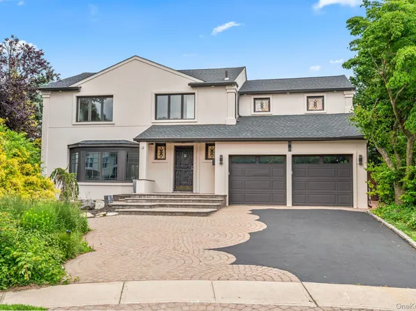 12 Foxhurst Court, Manhasset Hills, NY 11040