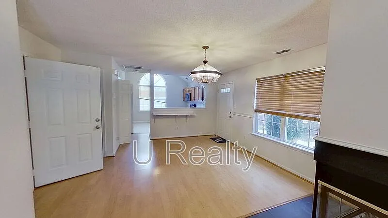 3 bed, 2.0 bath, 1558 sqft, $2,150 — Photo 2