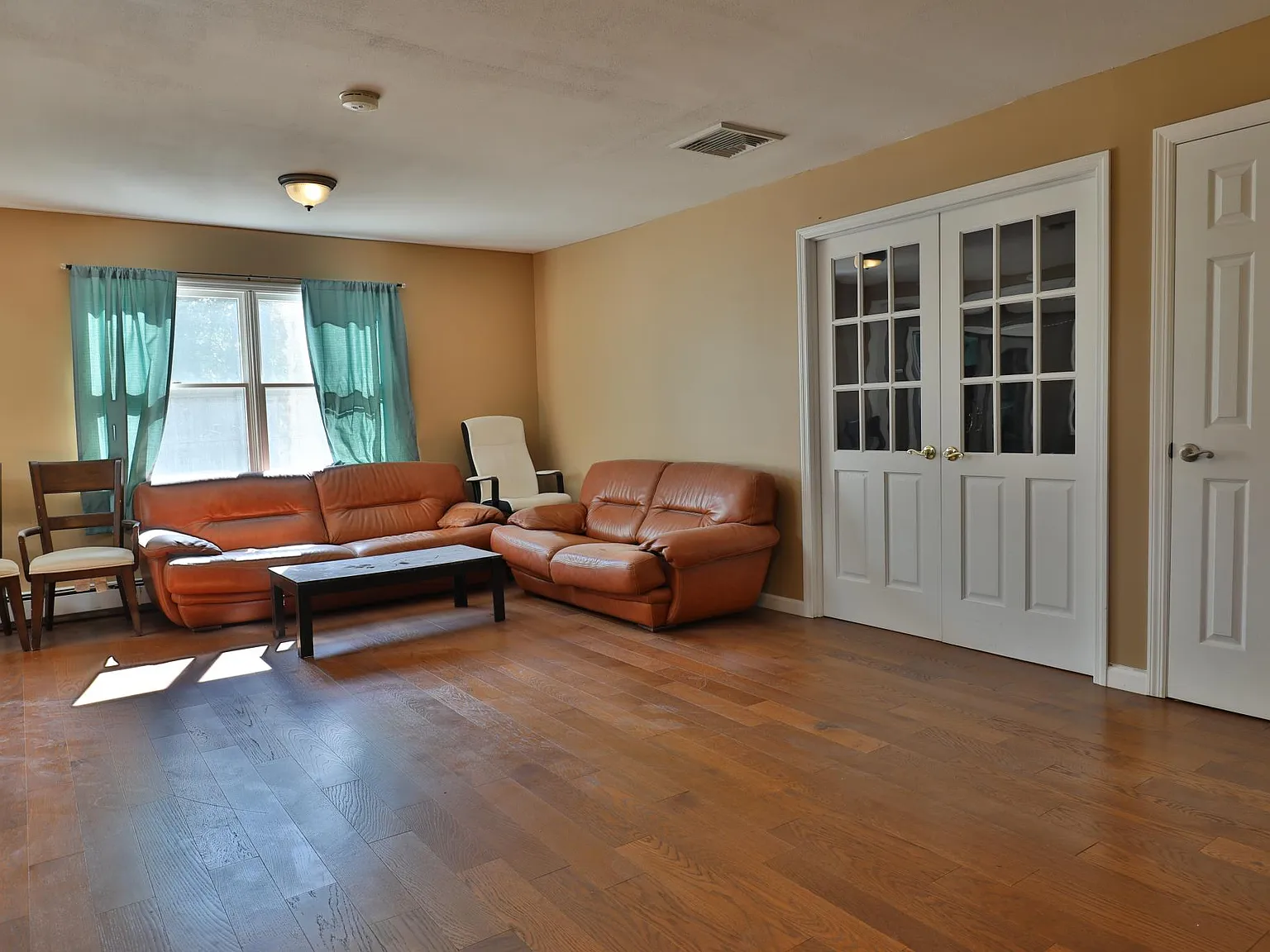 4 bed, 2000 sqft, $3,800 — Photo 3