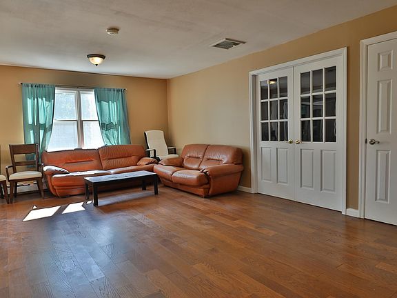 3rd image of 36 Manchester Ln