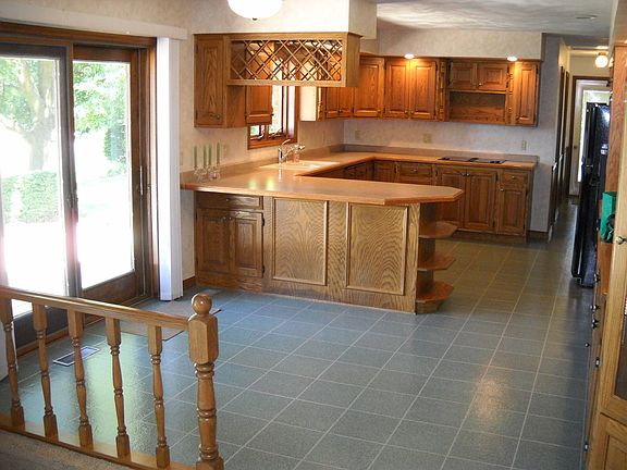4th image of 336 S Hislop Dr