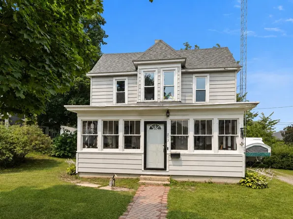 213 W Marion St, Portage, WI 53901