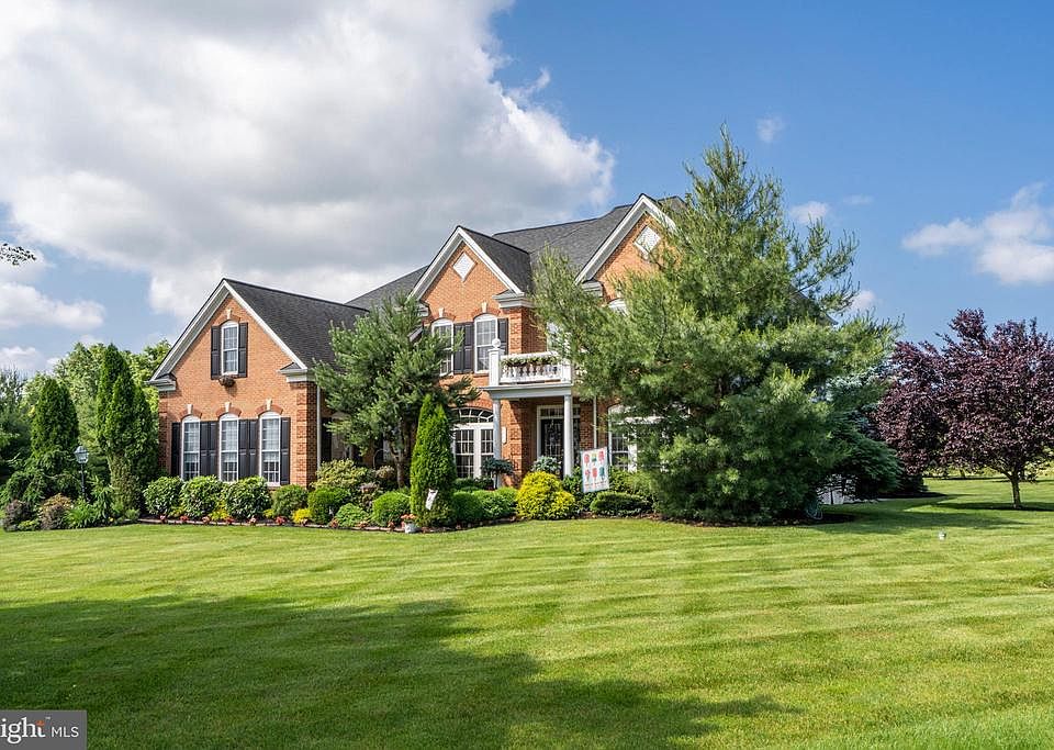 2nd image of 1111 Perry Ln