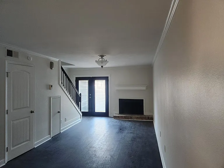 434 Longwood Ct #D — Photo 4