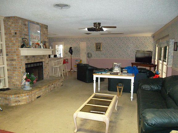 3rd image of 716 Crestview Dr