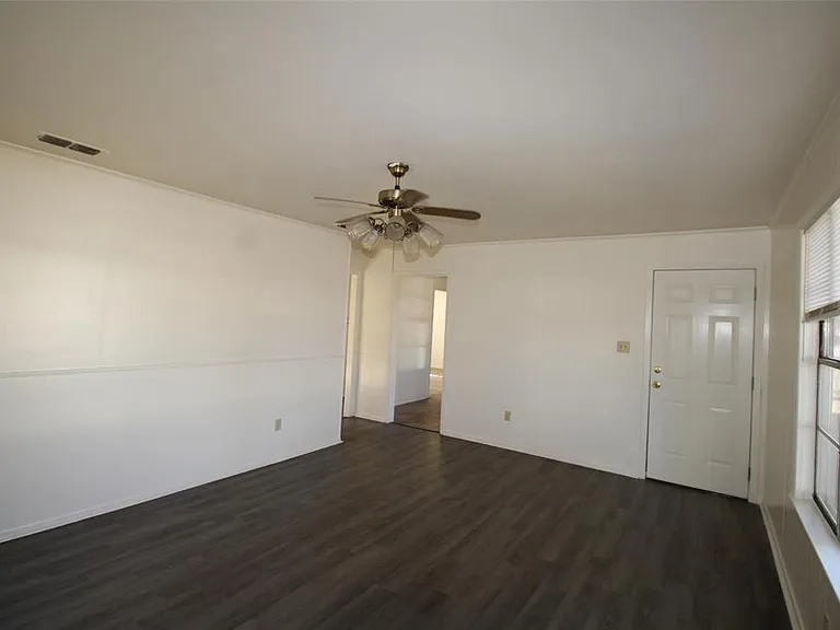 605 W Hill St — Photo 3