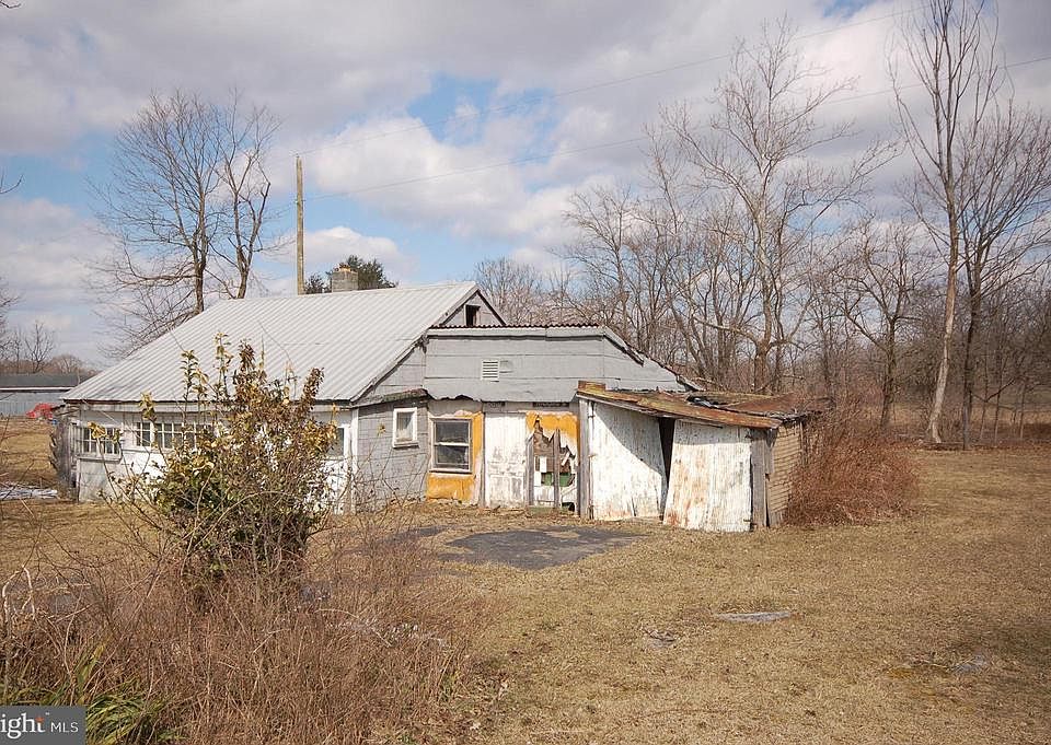 2nd image of 1122 Longmarsh Rd