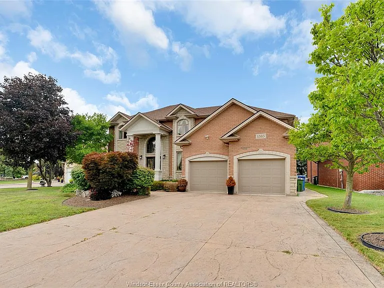 1585 Stoneybrook Cres — Photo 2