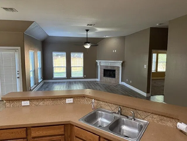 3 bed, 2.0 bath, 1890 sqft, $2,099 — Photo 3