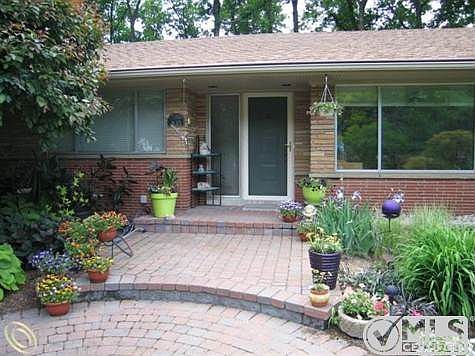 COVERED ENTRY.JPG