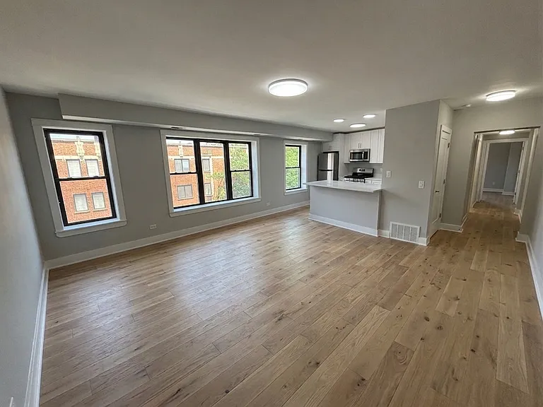 937 W Cornelia Ave #303 — Photo 3