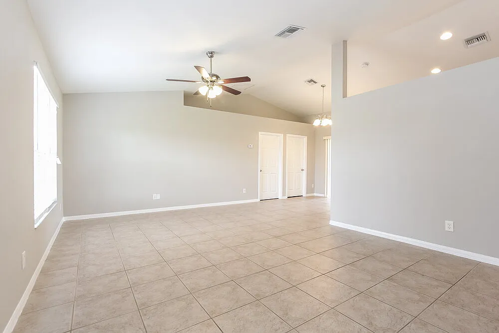 3 bed, 2.0 bath, 1287 sqft, $2,200 — Photo 2