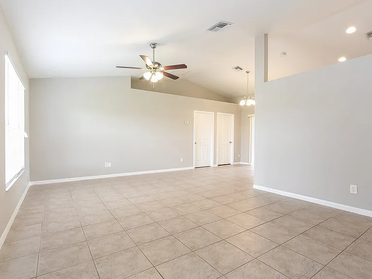 3031 SW 15th Ave — Photo 2