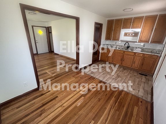 5th image of 939 N Old Manor Rd