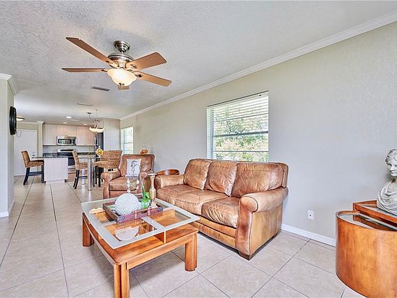 2nd image of 25 Pine Arbor Ln