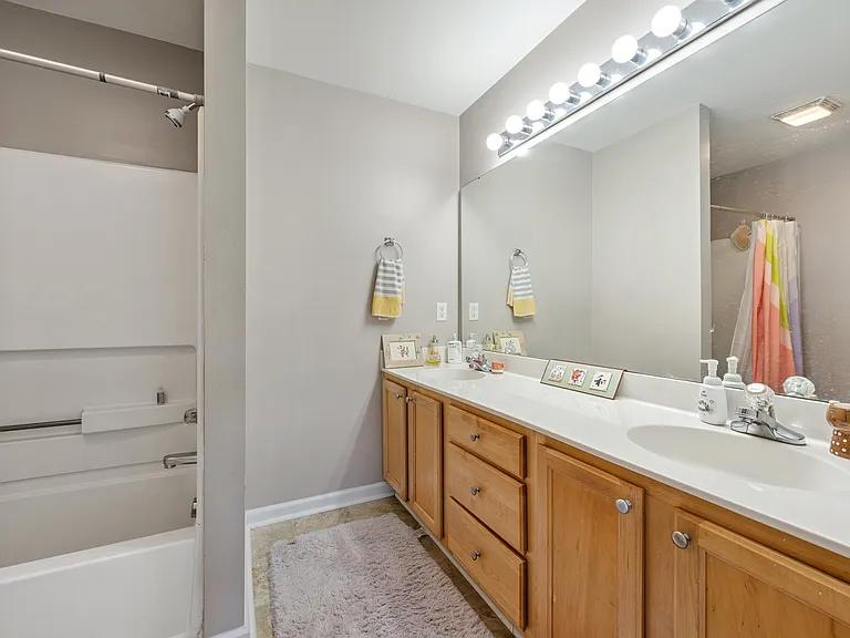 42 Signet Dr — Photo 10
