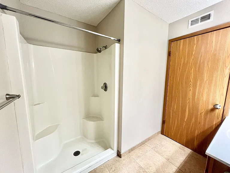 Oakridge Apartments — Photo 23