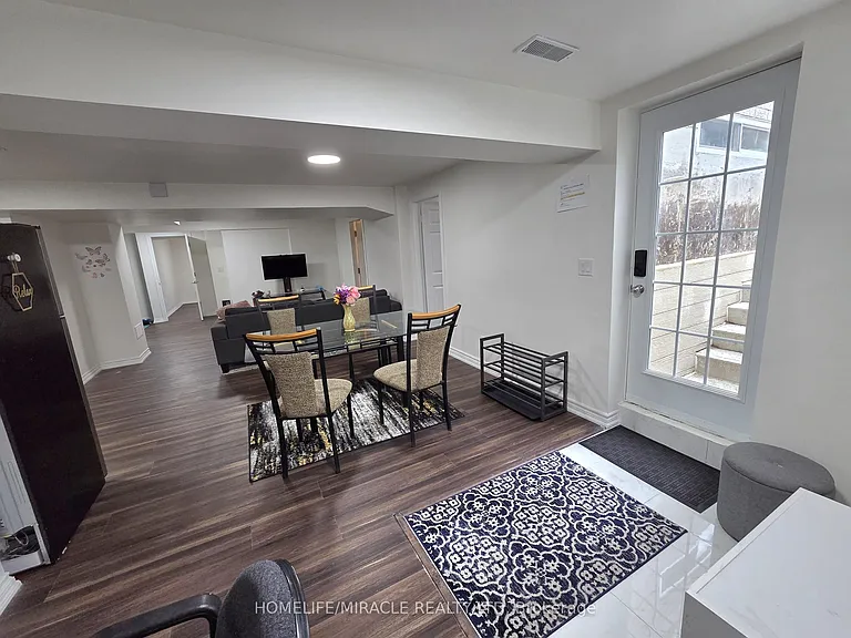 23 Thistledown Cres — Photo 1