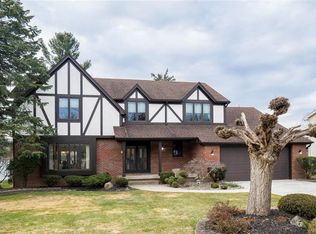 27 Chasewood Ln, East Amherst, NY 14051